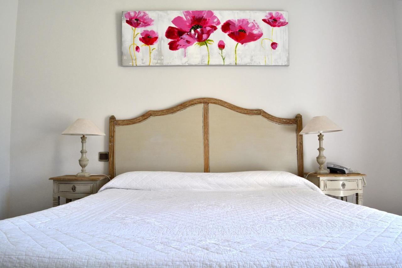 Hotel Le Colombier Мустие Сен Мари Екстериор снимка