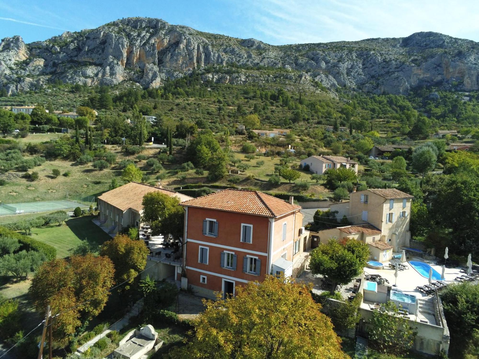 Hotel Le Colombier Мустие Сен Мари Екстериор снимка