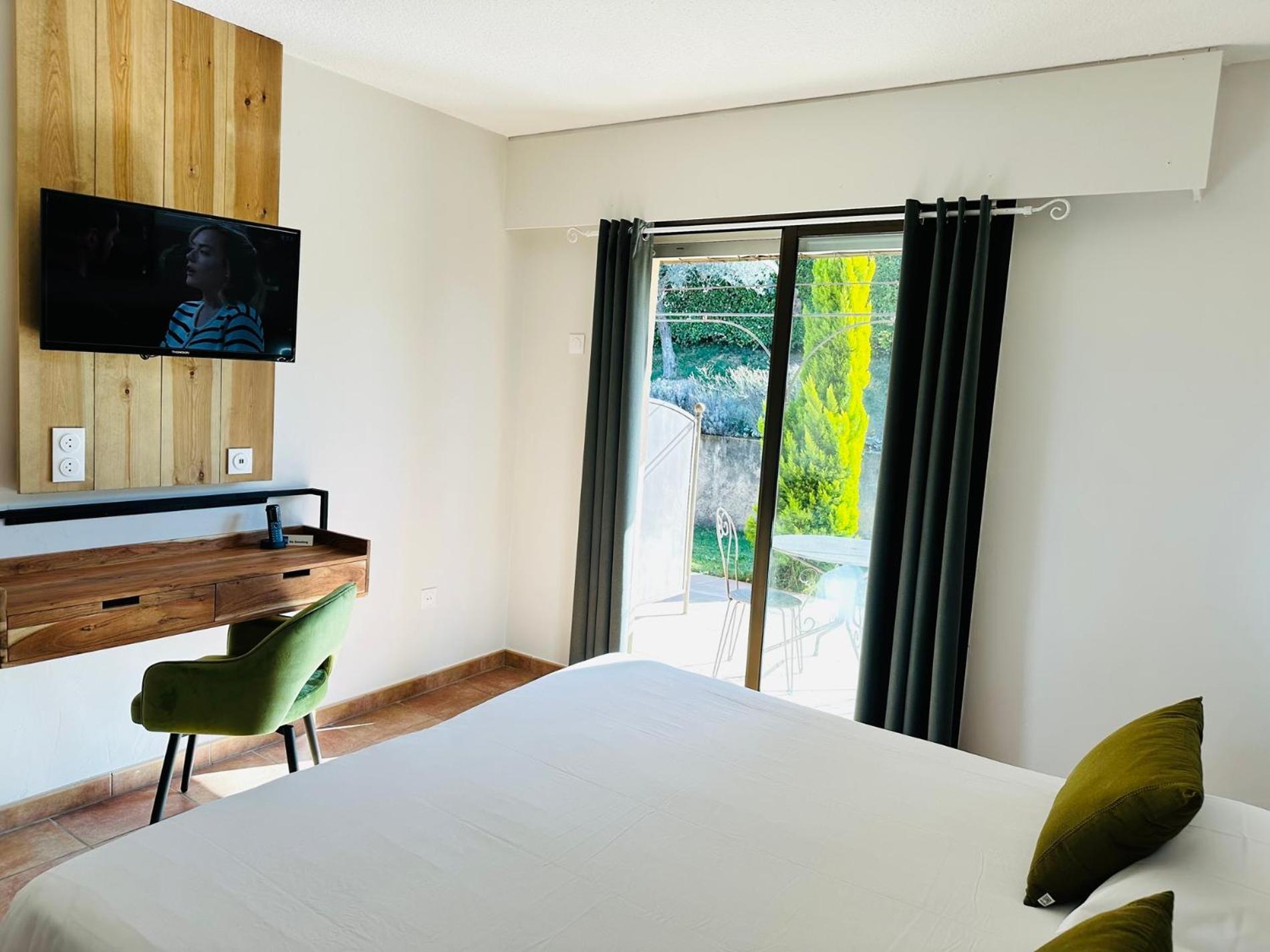 Hotel Le Colombier Мустие Сен Мари Екстериор снимка