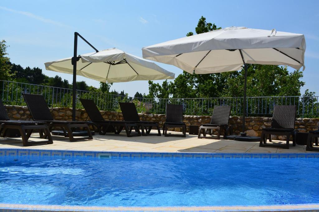 Hotel Le Colombier Мустие Сен Мари Екстериор снимка